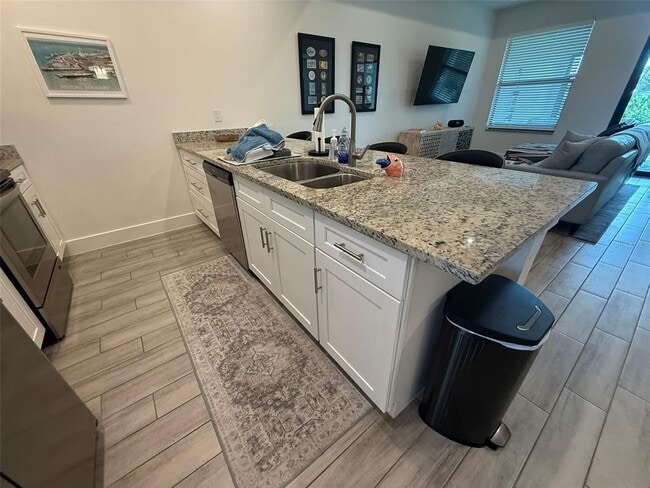 Building Photo - 2301 Magdalina Dr