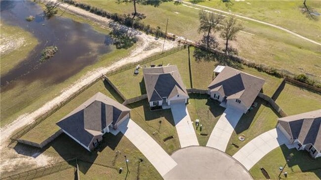 Building Photo - Golf Course and Pond Views