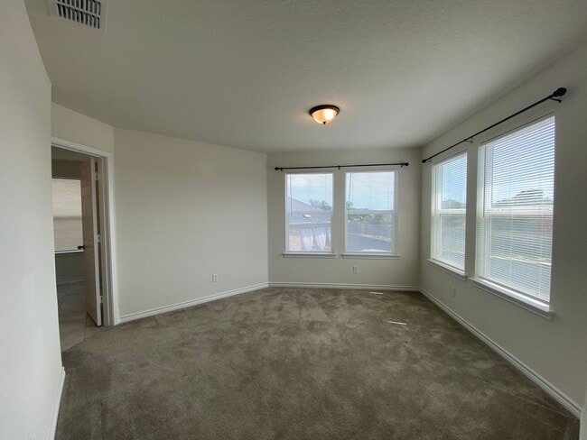 Building Photo - EDGEBROOK