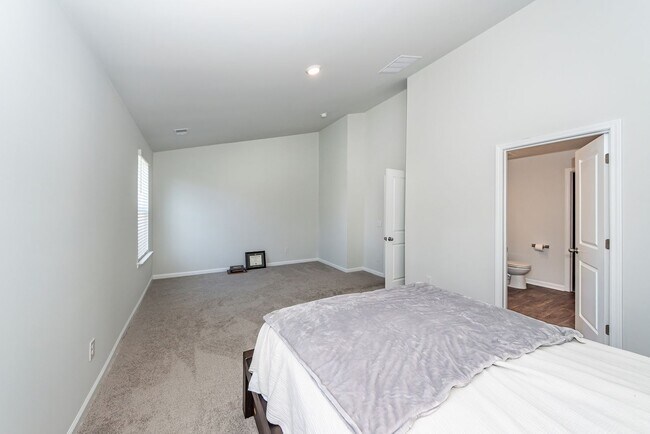 Building Photo - 3 Bedroom, 2.5 Bathroom Townhome in Caroli...