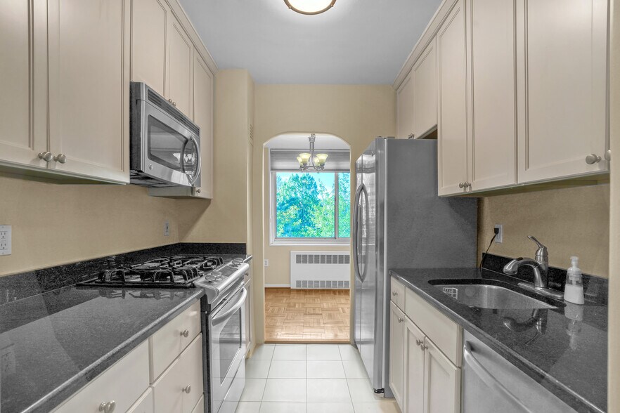 Building Photo - 4000 Tunlaw Rd NW