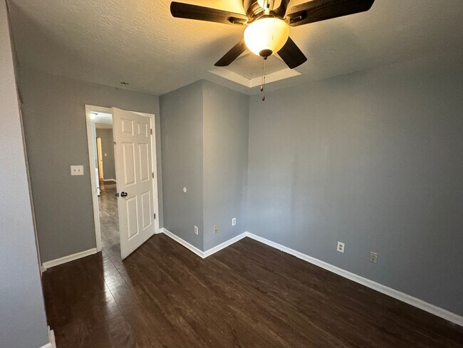 Building Photo - Near Southeast 3 Bedroom 1 Bath