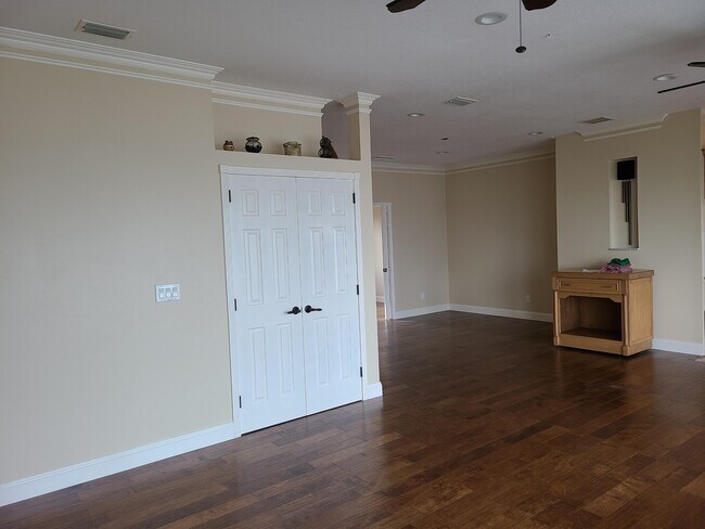 Building Photo - 2557 Pineapple Ave