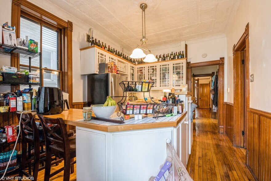 Building Photo - 716 W Briar Pl