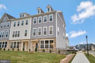 Building Photo - Great Townhome in Embrey Mill