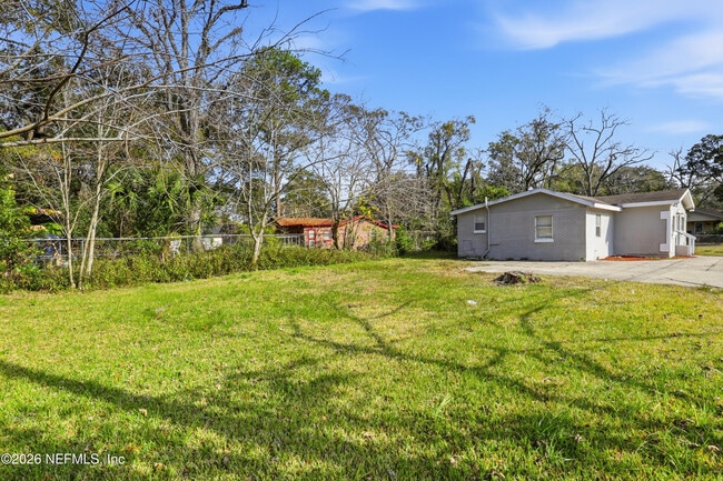 Building Photo - 2002 St Clair St