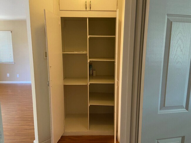 Building Photo - Well maintained 2 bed/1 bath unit in heart of Walnut Creek