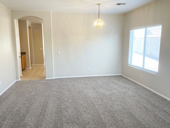 Building Photo - Sharp & Clean 4 Bedroom/ 2 Bath Single Lev...