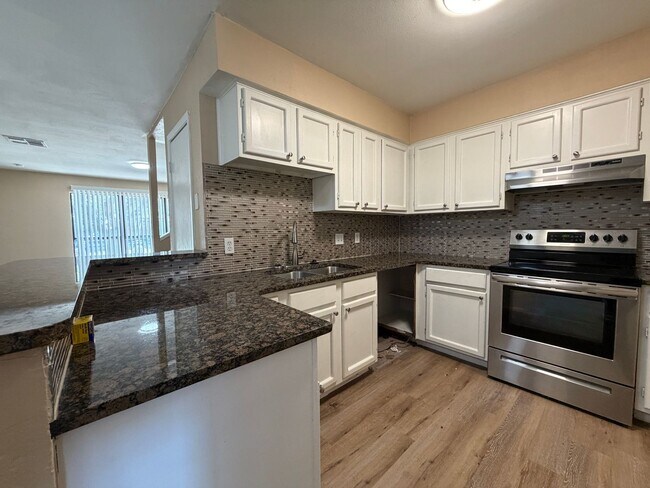 Building Photo - South Side Two Story Townhome!!