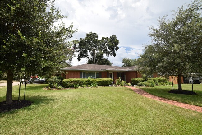 Building Photo - 1954 Heights Dr