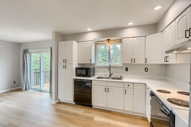 Building Photo - 4 BED 3 BATH HOUSE NEAR CREAK PARK!!!