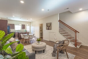 Building Photo - 274 Trunk St NE