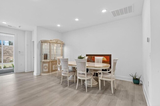 Building Photo - 163 Little Crk Dr