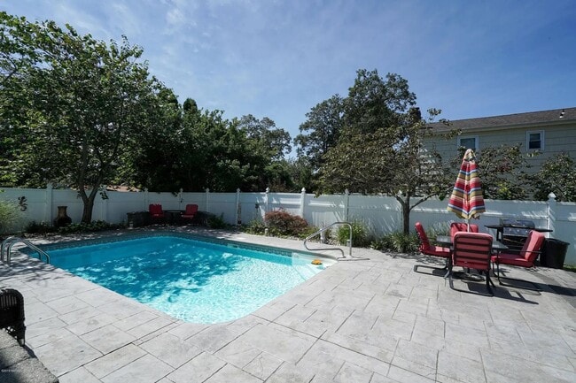 Building Photo - Charming Colonial on Quiet Cul-de-Sac