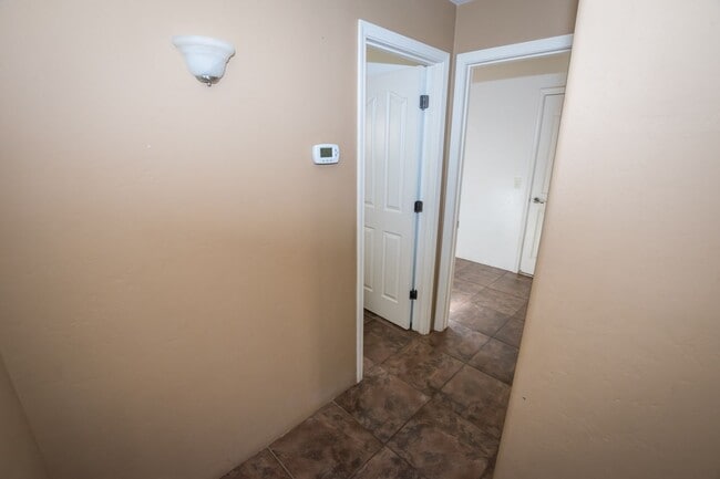 Building Photo - 3 Bedroom, 2 Bath Sante Fe, 2 Car Garage, ...