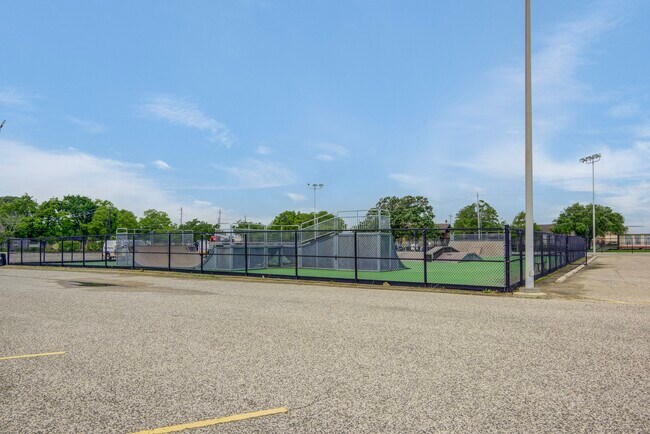 Building Photo - 541 Circle Dr