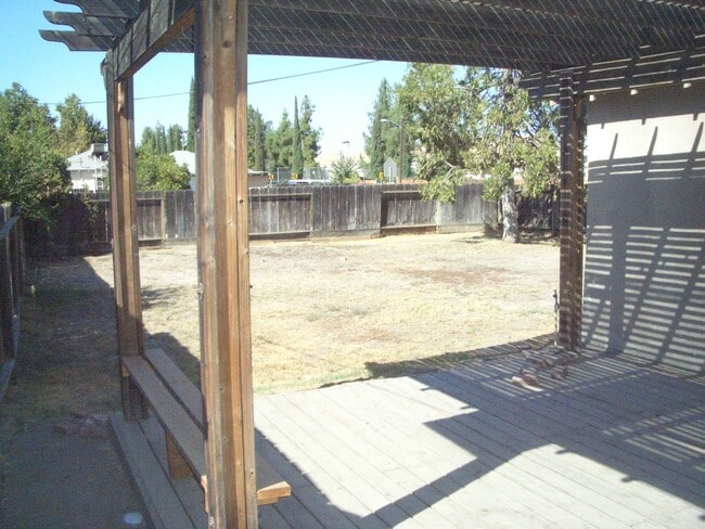 Building Photo - Close to schools and park