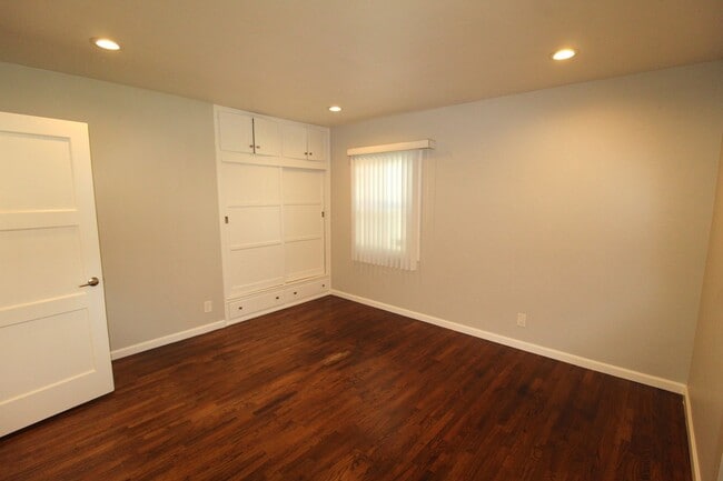 Building Photo - Quaint Midtown Ventura Duplex w/Many Upgra...