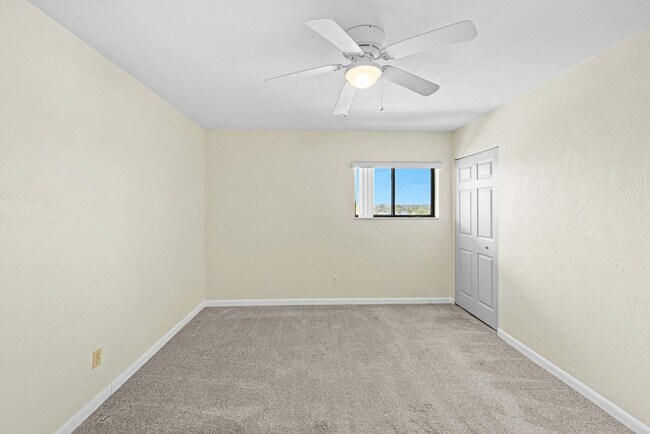Building Photo - Oceanfront 2 Bedroom Condo with Stunning Views