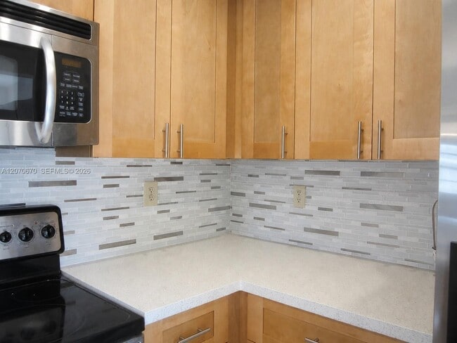 Building Photo - 454 NE 210th Cir Terrace