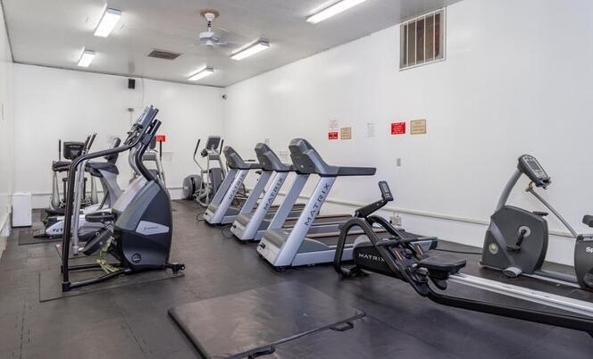 Building Photo - 6 Commodore Dr