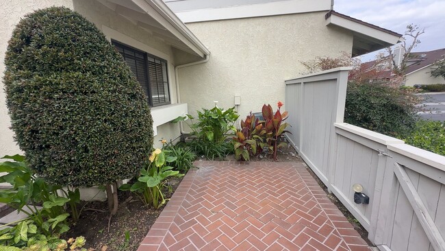 Building Photo - 2 Bdrm Condo in the Gated Saratoga Community
