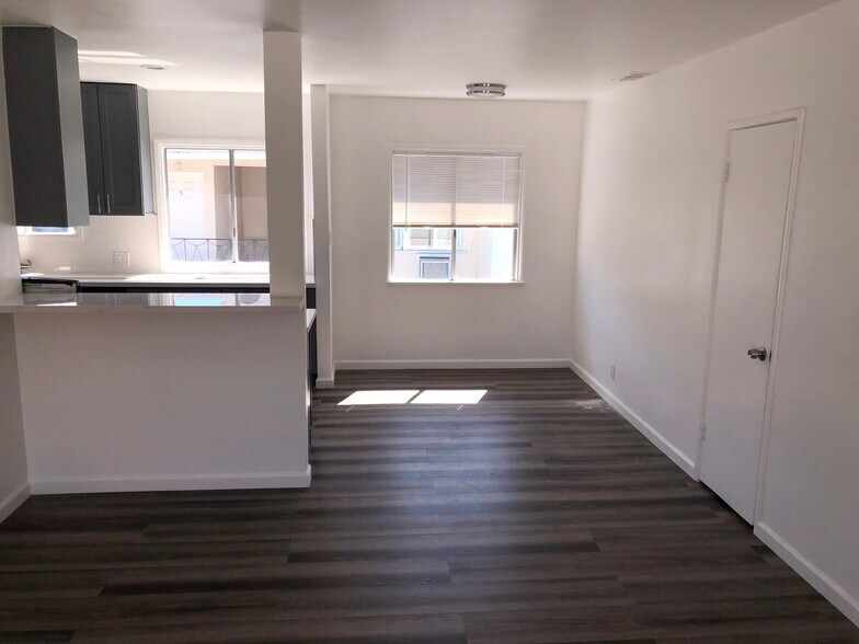 Primary Photo - 1136 S Holt Ave