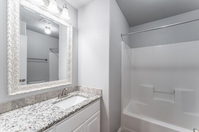 Building Photo - Welcome to this stunning 4-bedroom, 2-bathroom