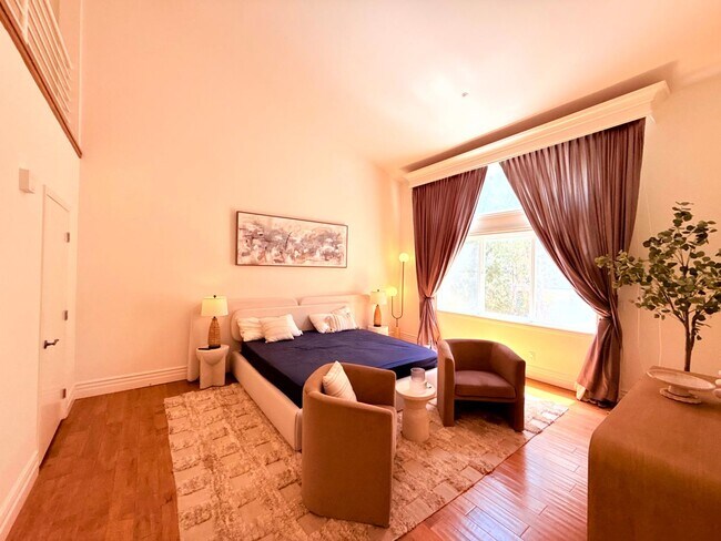 Building Photo - Sophisticated Bright & Spacious Furnished ...