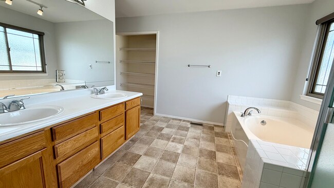 Building Photo - GOURMET KITCHEN-D20-6 BEDROOMS
