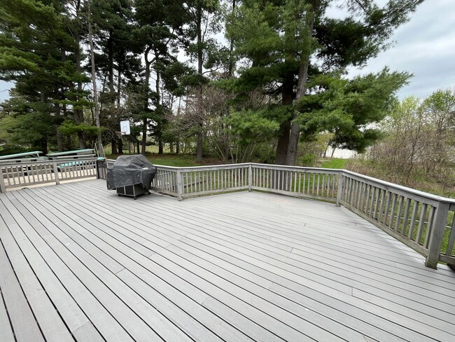 Building Photo - **RIVERFRONT 4-BEDROOM/2-BATH WITH 4-CAR GARAGE, FULL BASEMENT!!**