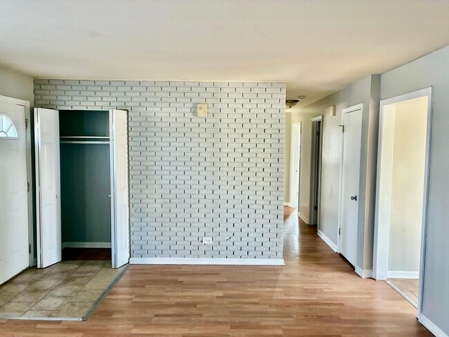 Building Photo - Gorgeous 3bed 2bath Single family house