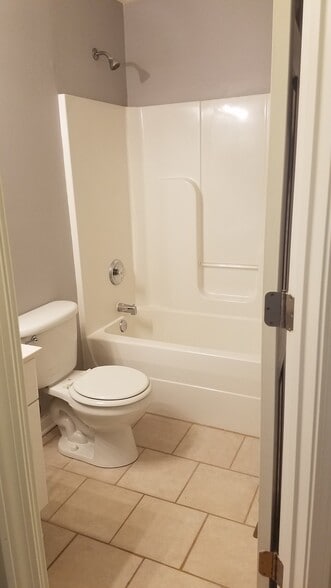 upstaris bathroom - 618 Spence Enclave Way