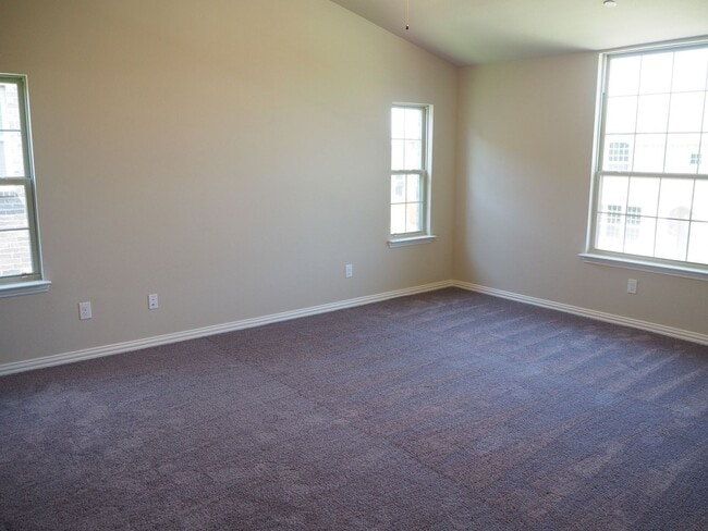 Building Photo - Like NEW 3 Bed 3 Bath Townhouse in Denton