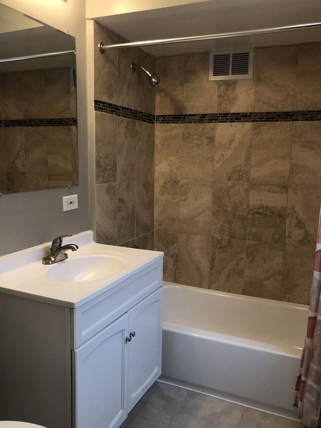 Building Photo - Great Home Beautiful Bathrooms/Kitchen! Fe...