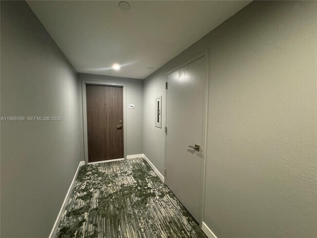 Building Photo - 2555 Collins Ave