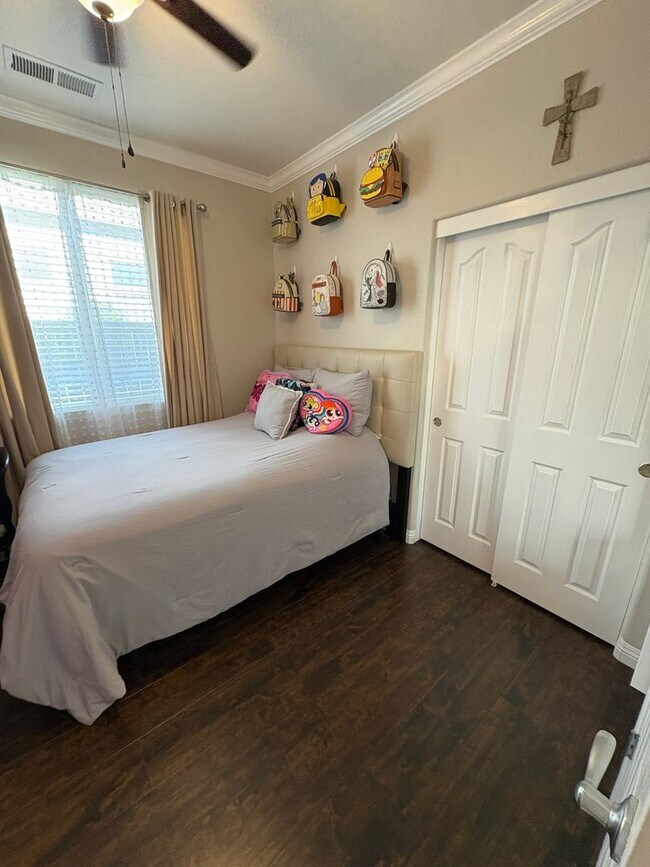 Building Photo - BEAUTIFUL - UPGRADED - LAMINATE FLOORING -...