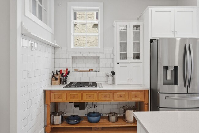 Building Photo - Capitol Hill Victorian Home | 3 Bed | 2.5 Bath | 2,700 Sf | Patio & Screened-In Porch | 2 Surface...