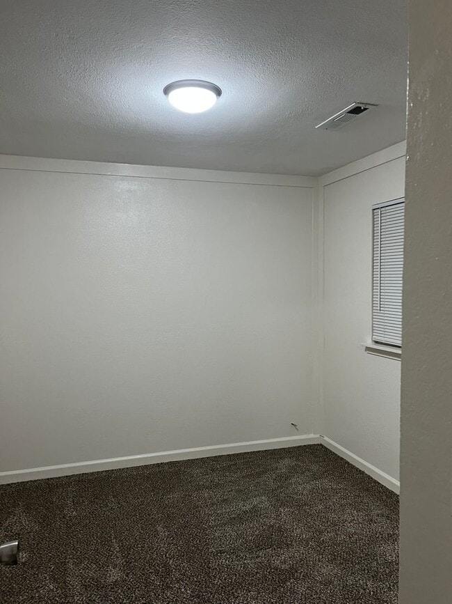 Building Photo - 3-bedroom, 2-bathroom home in Redding Upda...