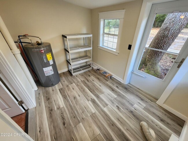 Building Photo - Tiny home vibe on a large private lot!!