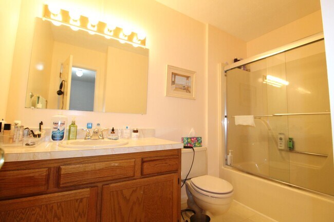 Building Photo - Charming 3-Bedroom Townhome for Rent with ...
