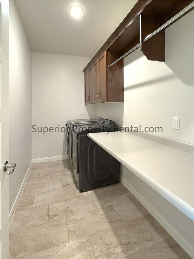 Building Photo - 4 bed, 2 bath home w/2car garage
