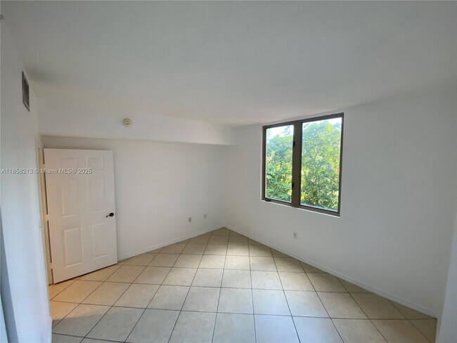 Building Photo - 2630 SW 28th St
