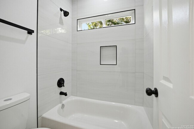 Building Photo - 207 Deer Oaks Dr