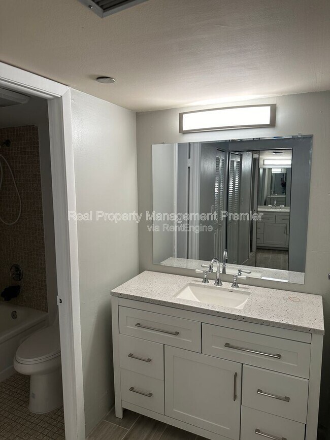 Building Photo - 1100 St Charles Pl