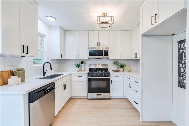 Building Photo - 9606 Dallum Dr