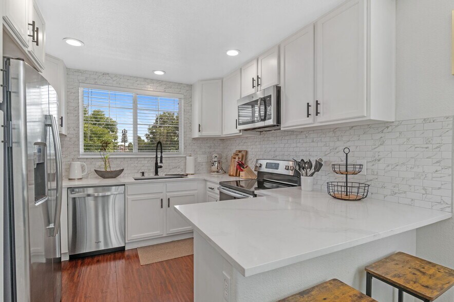 Building Photo - 2192 S Fulton Cir