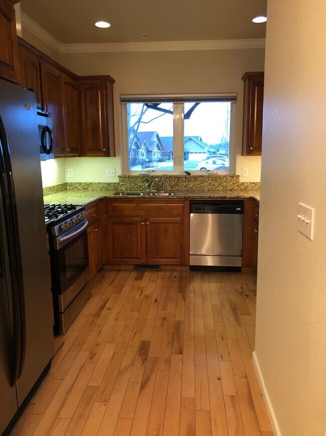 Building Photo - 2BED2BATH -2CARGARAGE, WASHER/DRYER HOOKUP, STORAGE, OWNER LANDSCAPE MAINTENANCE