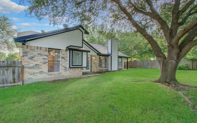 Building Photo - 13215 Bunker Hill Dr