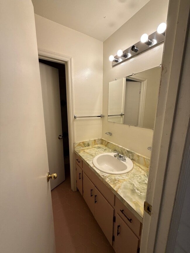 Building Photo - 4 bed/ 2.5 bath home, large yard! Availabl...